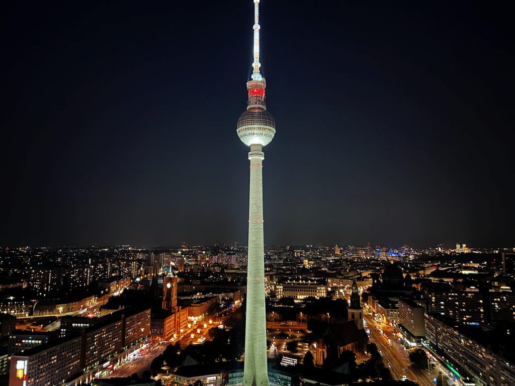 Berliner Fernsehturm bei Nacht vom Dach des Park Inns