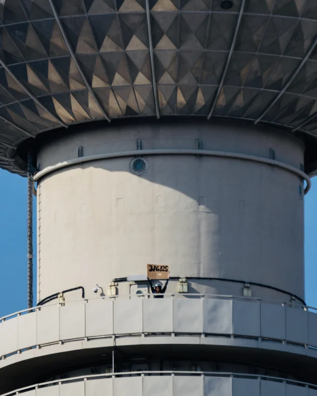 Zoom rein fürs Eröffnungsdatum des Sphere Tim Raue 🤏🏻🪩🤭

Zoom in for the opening date of the Sphere Tim Raue 🤏🏻🪩🤭

📸 @marcel_travels 

#spheretimraue #berlinerfernsehturm