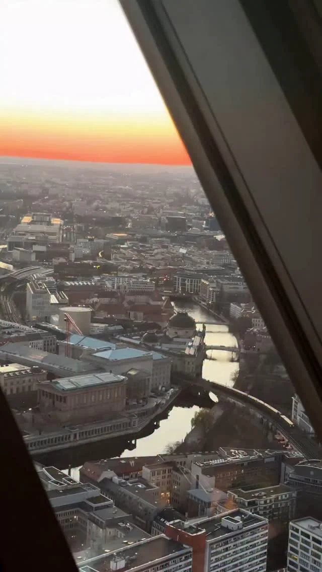 Und wann gönnst du dir die beste Aussicht über #Berlin?🥰

And when do you treat yourself to the #bestview over Berlin?

#berlinerfernsehturm #tvtowerberlin