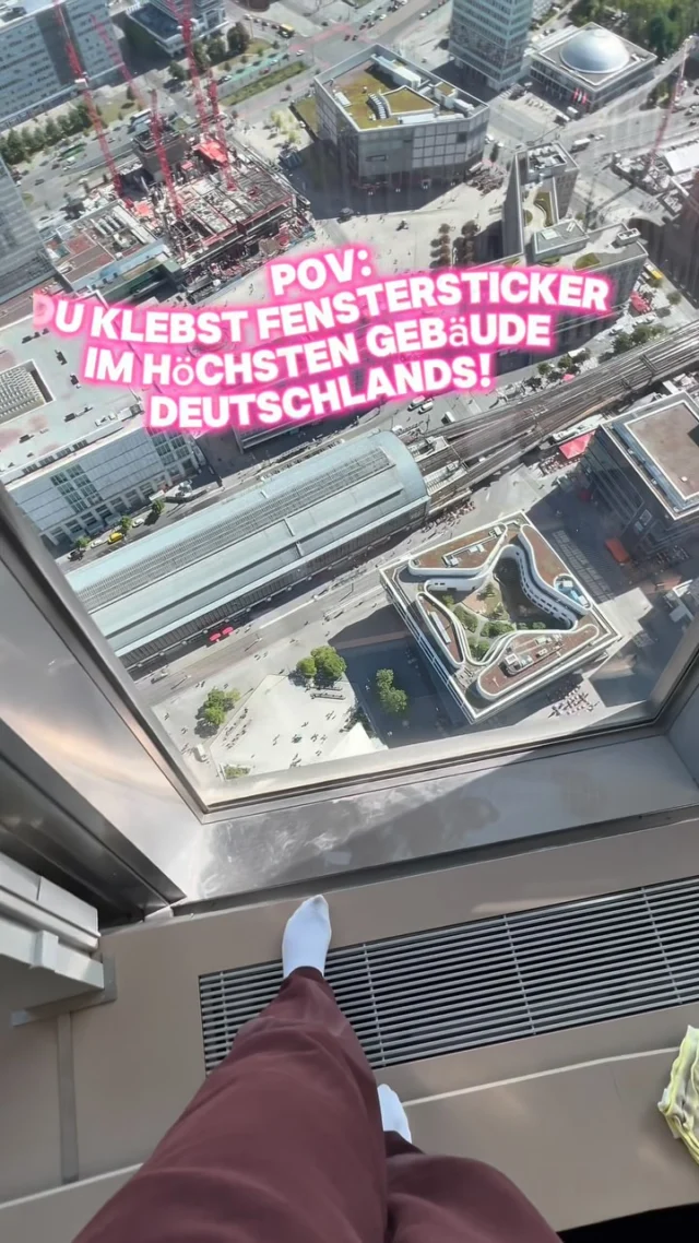 Am Rande des Wahnsinns war nie so passend 🤣

Hier wurden kurz darauf Fenstersticker angebracht deshalb turne ich da rum - normalerweise streng verboten natürlich!
Hatte ich erwähnt, dass ich eigentlich mal Höhenangst hatte 🤣

On the edge of madness was never so appropriate 🤣

Window stickers were put up here shortly afterwards, which is why I’m climbing around - normally strictly forbidden, of course!
Did I mention that I used to be afraid of heights 🤣

#berlinerfernsehturm #bestview #tvtowerberlin